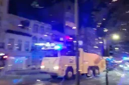 Grimmige rellen: ‘Politie wordt belegerd met vuurwerk en zet het waterkanon in’