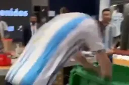 Knotsgekke beelden: Lionel Messi en ploegmaats gaan hélemaal uit de bol (VIDEO)