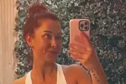 Lotte Vanwezemael trekt badpak aan en laat iedereen van blote billen genieten: “Bom!”