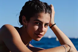 Sexy Club-WAG schaamt zich echt niet en gooit BH uit: “Je ziet alles!”