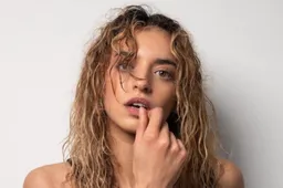 KRC Genk-fans verlekkeren zich aan WAG, die heel wat bloot laat zien