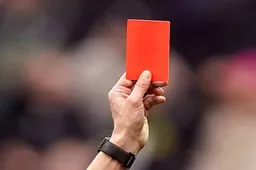 Pro League-topschutter wordt per direct acht (!) speeldagen geschorst (VIDEO)