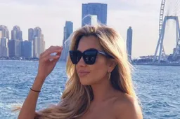 Olivier Deschacht kan ogen niet afhouden van boezem nieuwe vriendin Bo