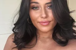 Sexy Raphaëlla buigt diep voorover en laat niets aan verbeelding over (VIDEO)