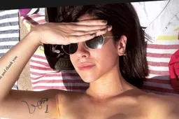 Pikante Club-WAG verwent fans met rondingen in bikini: “Wat een vamp!”