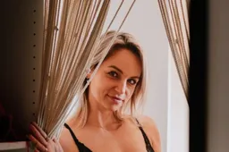 Ex-WAG Jill Withofs laat BH thuis en laat Belgische fans smullen van boezem