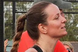 Elke Clijsters pakt in strak badpak uit met statement: “Wat een lichaam!”