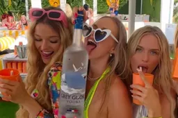 Ada en sexy zussen gaan los en warmen Club-fans op met rondingen: “Wow!’