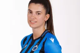 Club-speelster en Red Flame Febe Vanhaecke trekt kleren uit en baart opzien