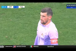 Mathew Ryan weet echt niet wat hem nu overkomt tegen Lionel Messi (VIDEO)