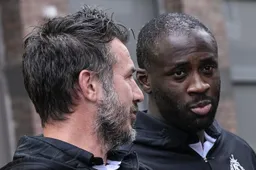 Carl Hoefkens kan amper vatten wat Hazard en co. hem aandoen bij Standard