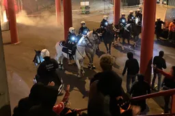 Het loopt helemaal uit de hand: Anderlecht-fans vallen Standard-supporters aan