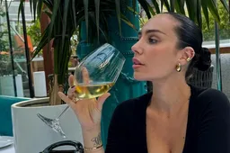 Wulpse WAG warmt Rode Duivels op met zéér diepe decolleté: “Sexy!”