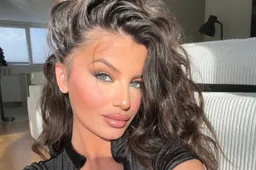 Pikante Anderlecht-WAG warmt fans vlak voor match op met wulpse boezem: “Wow!”