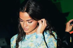 Pauline Slangen laat haar kont zien en blaast Olivier Deschacht weg