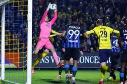 Club-supporters razend na zwakke eerste helft: “Wat doet die nog in de basis?!”