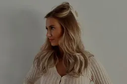 Celine Van Ouytsel laat borsten in doorschijnend badpak zien aan Amy Sonck: "Ma wauw!"