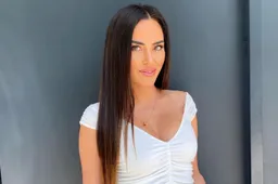 Marta neemt selfie in piepkleine bikini en doet Thibaut Courtois zweten