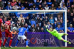 Hilarische reacties na eerste helft Genk tegen Brugge: “Hopen dat niemand dit ziet”