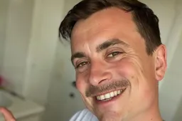 Niels Destadsbader steekt het niet meer onder stoelen of banken: "Ik hou van haar!"