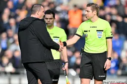 Pijnlijk: Nicky Hayen toont zijn voorzitter Bart Verhaeghe hoe het écht moet