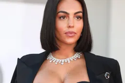 Vriendin van Cristiano Ronaldo zwaar onder vuur door wat ze draagt: "Zwaar ongepast!"