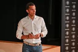 Scheidsrechtersbaas Jonathan Lardot tikt Hans Vanaken op de vingers: "Waarom man?"