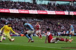 Manchester City geeft in blessuretijd zege weg bij Arsenal