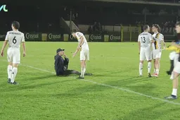 Rik Verheye houdt het niet meer na nederlaag en gaat op middenstip zitten