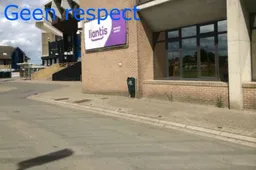 Paarswitte banner wordt teruggehangen aan Jan Breydelstadion