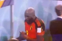Romelu Lukaku verliest zichzelf helemaal na uitschakeling van Belgen op WK (VIDEO)