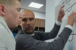De Bruyne en co kijken met open mond naar speech van Guardiola