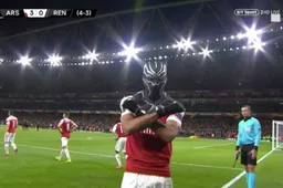 Aubameyang viert doelpunt met nieuw masker in Europa League (VIDEO)