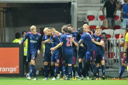 Crisis compleet bij Ajax: trainer en assistenten op non-actief gezet