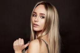 Amy Sonck blaast vader Wesley omver met bloedhete bikini: "Excuseer?!"