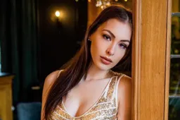 Sexy Miss Elegante Hostess Anaïs Vande Keere doet monden openvallen