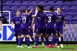 Supporters maken paars-witte verschoppelingen met de grond gelijk