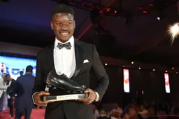 WAG Limbombe maakt indruk tijdens Ebbenhouten Schoen (Foto)