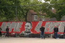 Kippenvel! Ajax-fans steken familie Nouri een hart onder de riem