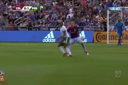 Haal deze spits terug Anderlecht! Geniale goal Ã  la Bergkamp (Video)