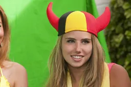 WK-babe Axelle Despiegelaere duikt plots op aan de zijde van Nainggolan