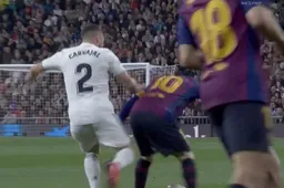 Van een andere planeet! Carvajal trapt Messi aan en dan gebeurt dit (VIDEO)