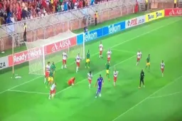 Keeper scoort onwaarschijnlijk doelpunt in de slotfase (Video)