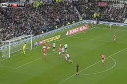 Nicklas Bendtner scoort prachtig doelpunt... in eigen doel (Video)