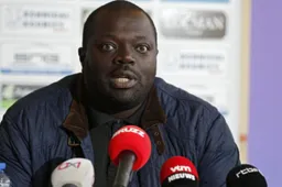 Bico zit na voorstelling bij Antwerp als coach op de bank bij andere club