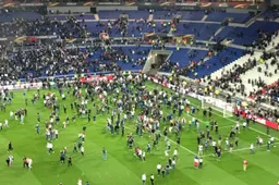 Complete chaos in Europa League-wedstrijd na zwaar wangedrag van fans