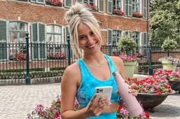 Celine Van Ouytsel gaat liggen en toont haar borsten