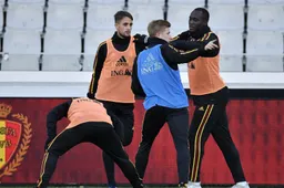 De Bruyne haalt Januzaj zwaar onderuit, Martinez reageert