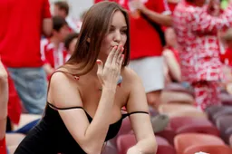 Cameraman laat oog vallen op deze rondborstige Deense fan (Foto's)