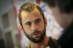 Iedereen kijkt met grote ogen naar Defour in Engeland